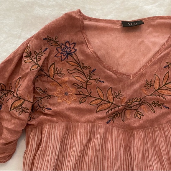 NWT: VICI Harper Embroidered Top TERRACOTTA - Picture 3 of 12